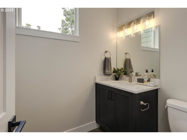 1008 E RORK Ct, Newberg, OR 97132