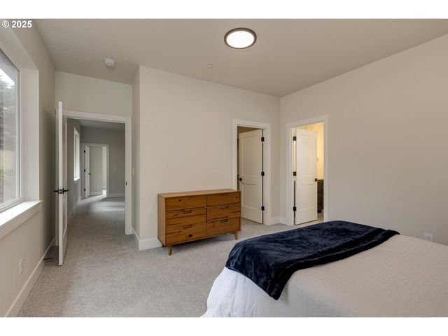 1008 E RORK Ct, Newberg, OR 97132