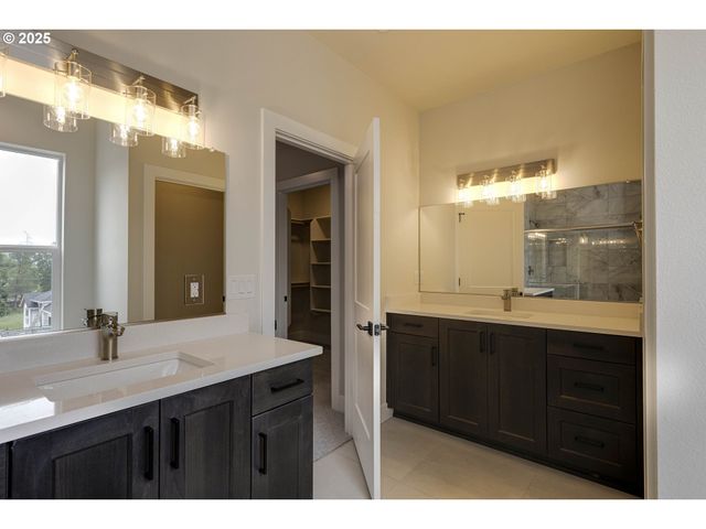 1008 E RORK Ct, Newberg, OR 97132