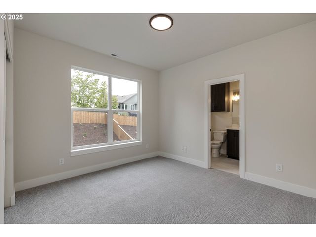 1008 E RORK Ct, Newberg, OR 97132