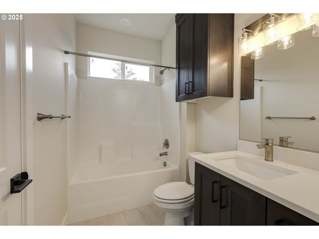 1008 E RORK Ct, Newberg, OR 97132