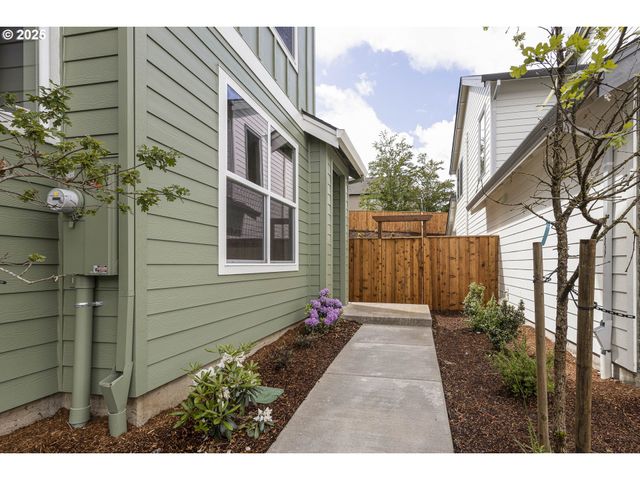 1008 E RORK Ct, Newberg, OR 97132