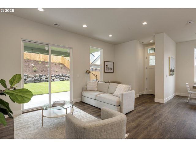 1008 E RORK Ct, Newberg, OR 97132
