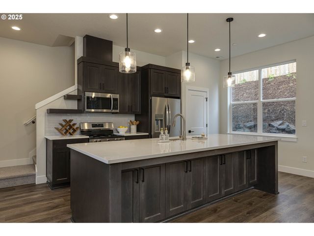 1008 E RORK Ct, Newberg, OR 97132
