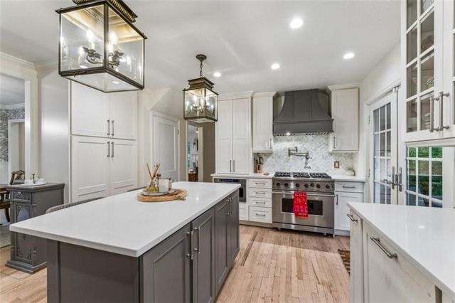 6042 Howe Drive, Fairway, KS 66205