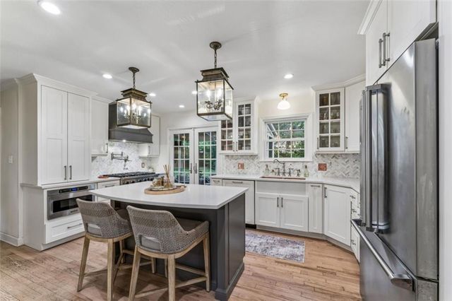 6042 Howe Drive, Fairway, KS 66205