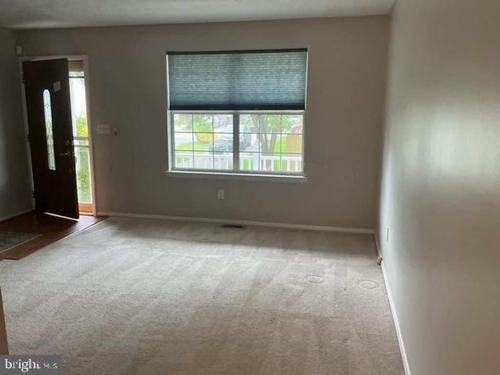 Image 12 of property listing at 330 NATURE WALK LN, Pasadena, MD 21122