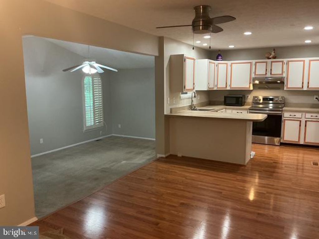 Image 2 of property listing at 330 NATURE WALK LN, Pasadena, MD 21122