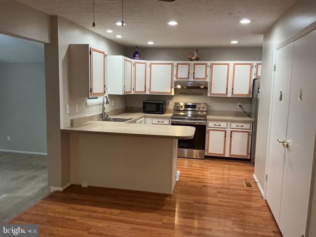 Image 5 of property listing at 330 NATURE WALK LN, Pasadena, MD 21122