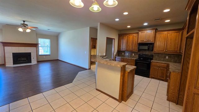 913 SW 37th Street 915, Moore, OK 73160