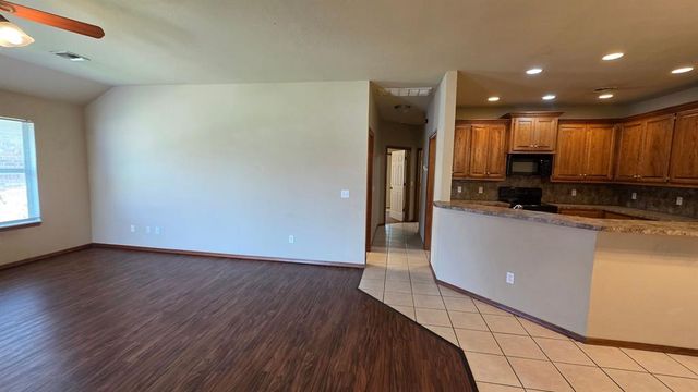 913 SW 37th Street 915, Moore, OK 73160