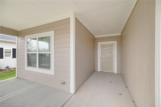 413 NE Poplar Court, Oak Grove, MO 64075
