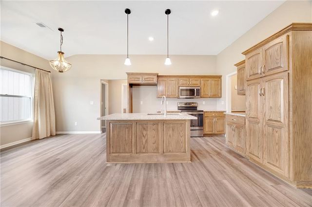 413 NE Poplar Court, Oak Grove, MO 64075