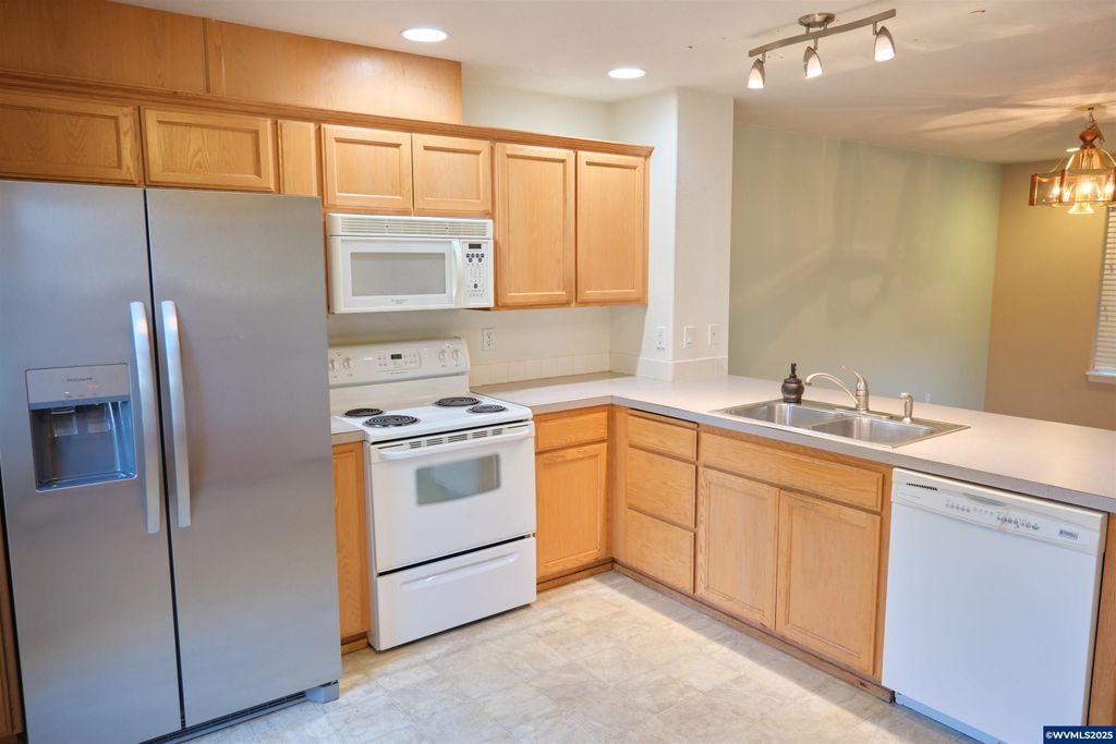 Image 10 of property listing at 2412 NW Meadows Dr, Mcminnville, OR 97128