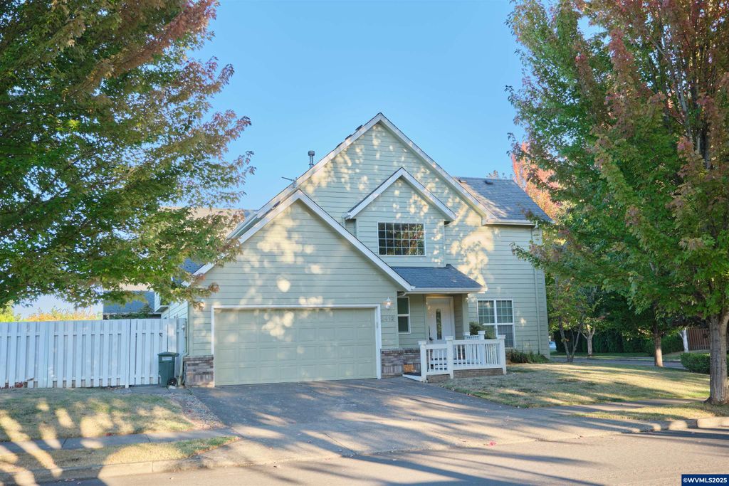 Image 2 of property listing at 2412 NW Meadows Dr, Mcminnville, OR 97128