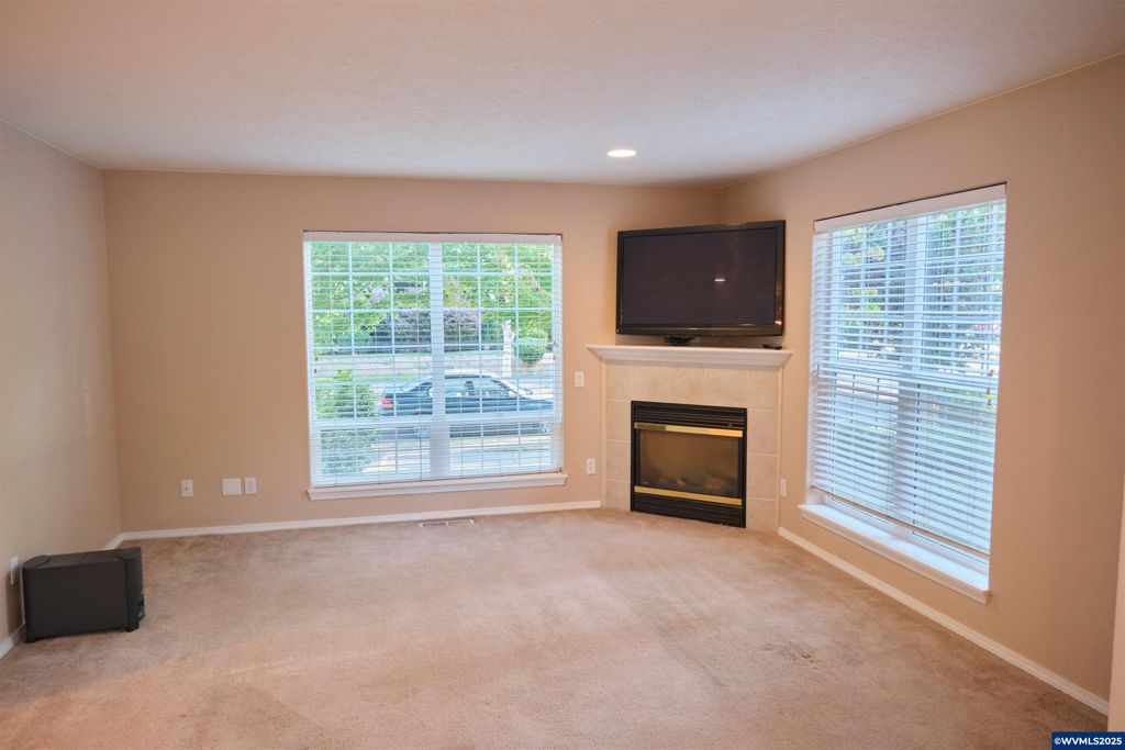 Image 3 of property listing at 2412 NW Meadows Dr, Mcminnville, OR 97128