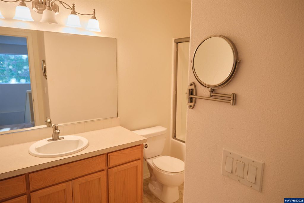 Image 30 of property listing at 2412 NW Meadows Dr, Mcminnville, OR 97128