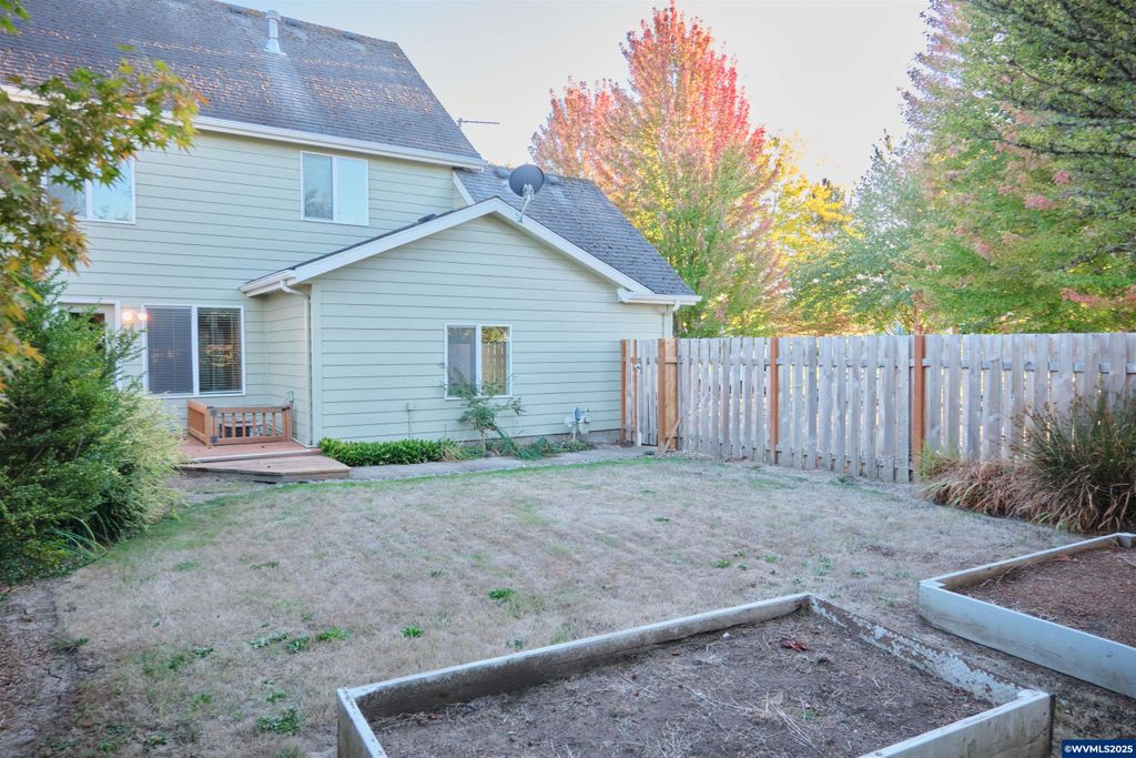 Image 33 of property listing at 2412 NW Meadows Dr, Mcminnville, OR 97128