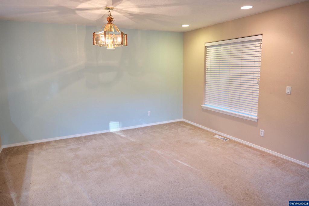 Image 6 of property listing at 2412 NW Meadows Dr, Mcminnville, OR 97128