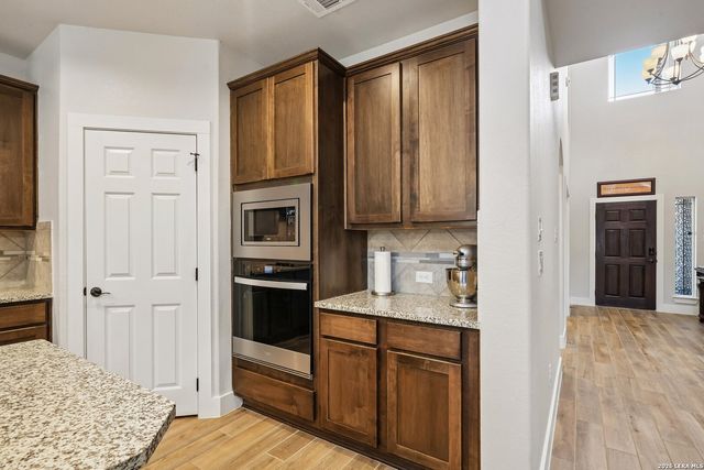 2564 AYERS DR, Seguin, TX 78155