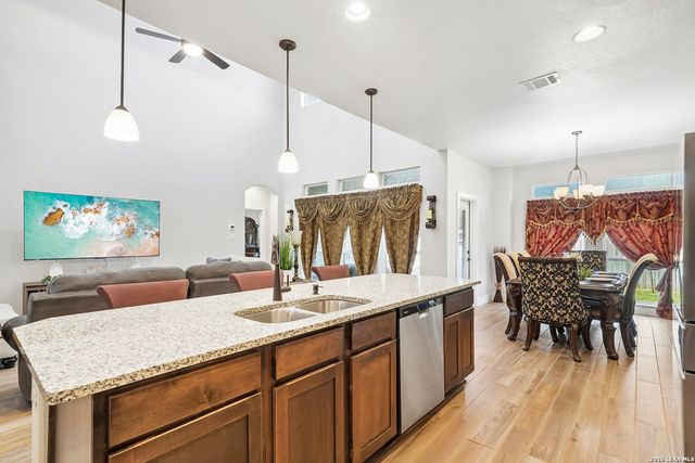 2564 AYERS DR, Seguin, TX 78155