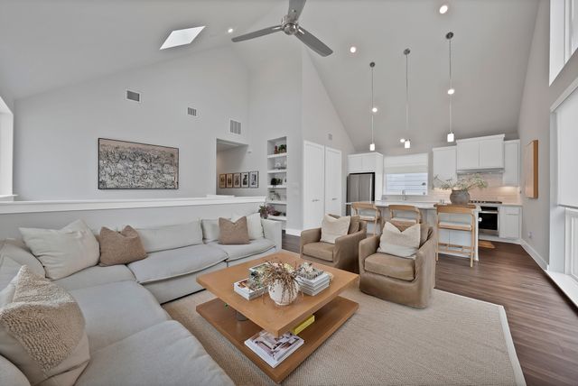 1022 Barsotti Court, Dallas, TX 75212