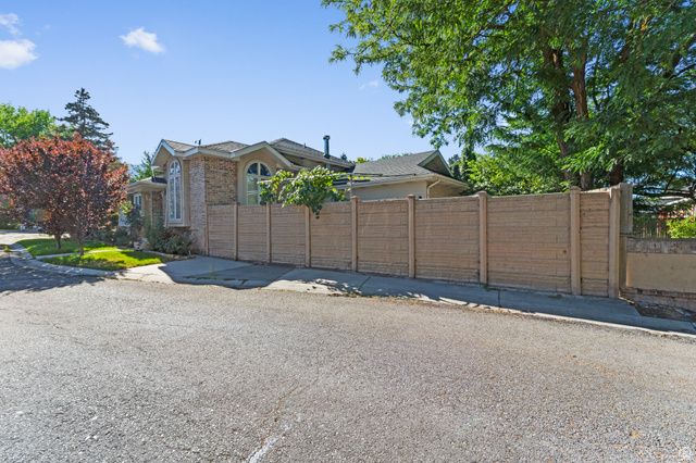 1522 E AMBLEWOOD LN, Millcreek, UT 84124
