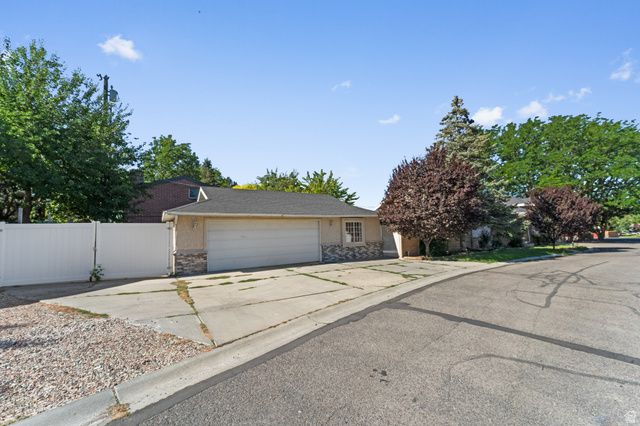 1522 E AMBLEWOOD LN, Millcreek, UT 84124