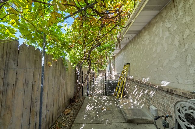 1522 E AMBLEWOOD LN, Millcreek, UT 84124