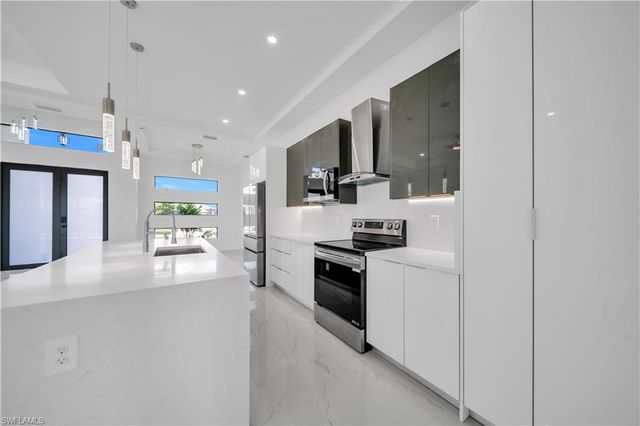 2318 30th TER, Cape Coral, FL 33993