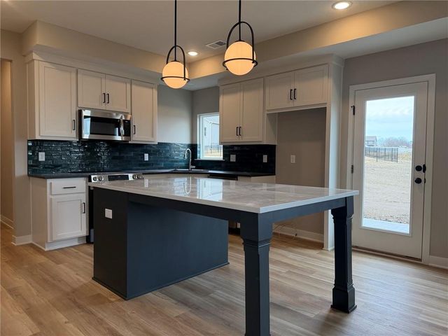 1504 SW Arborpark Terrace, Lee's Summit, MO 64082