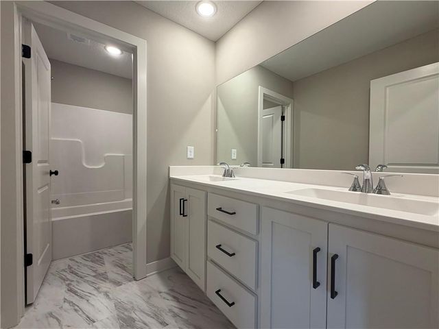 1504 SW Arborpark Terrace, Lee's Summit, MO 64082