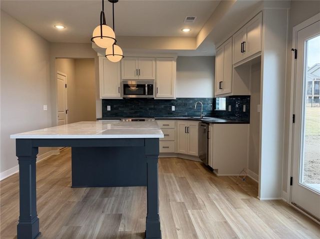 1504 SW Arborpark Terrace, Lee's Summit, MO 64082