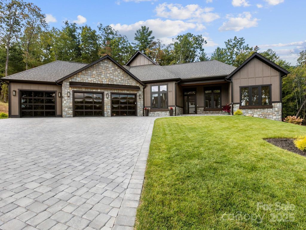 1071 Ascension Valley, Horse Shoe, NC 28742
