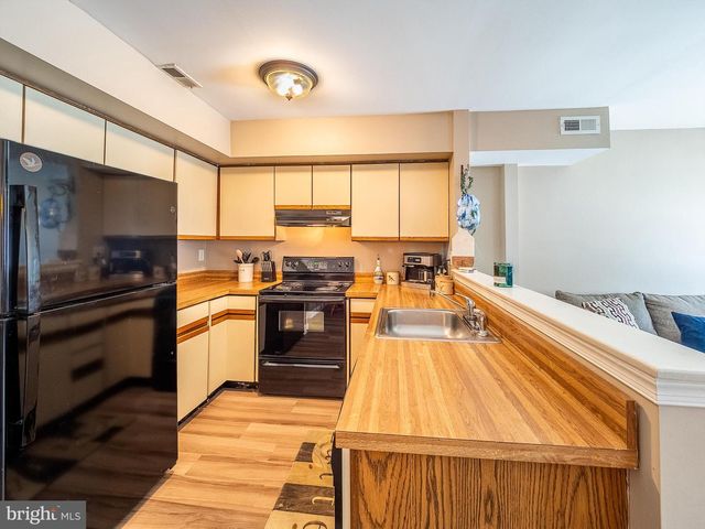 302 FOXWOOD LN, Marlton, NJ 08053