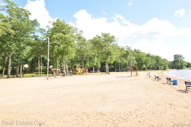763 S Winding Drive, Waterford Charter Township, MI 48328