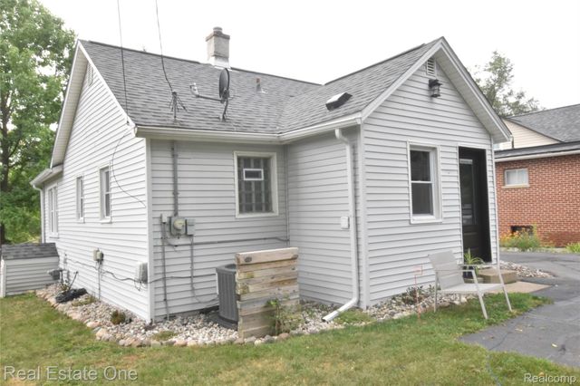 763 S Winding Drive, Waterford Charter Township, MI 48328