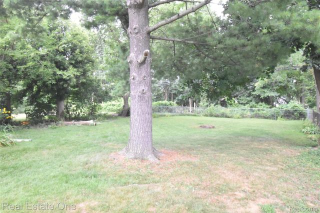 763 S Winding Drive, Waterford Charter Township, MI 48328