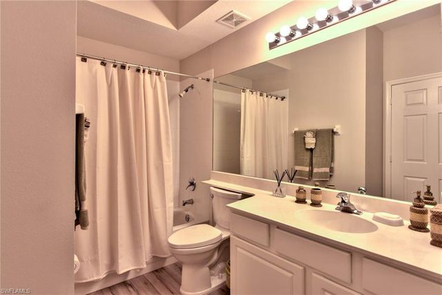 1970 Willow Bend CIR 6-102, Naples, FL 34109