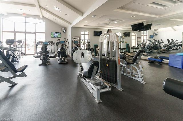 1970 Willow Bend CIR 6-102, Naples, FL 34109