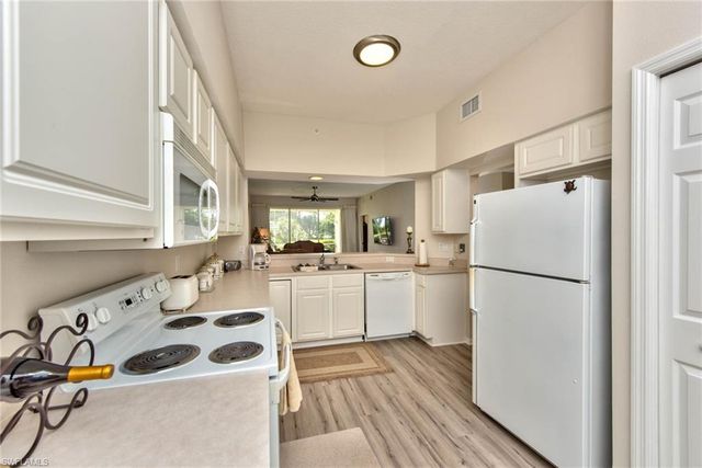 1970 Willow Bend CIR 6-102, Naples, FL 34109