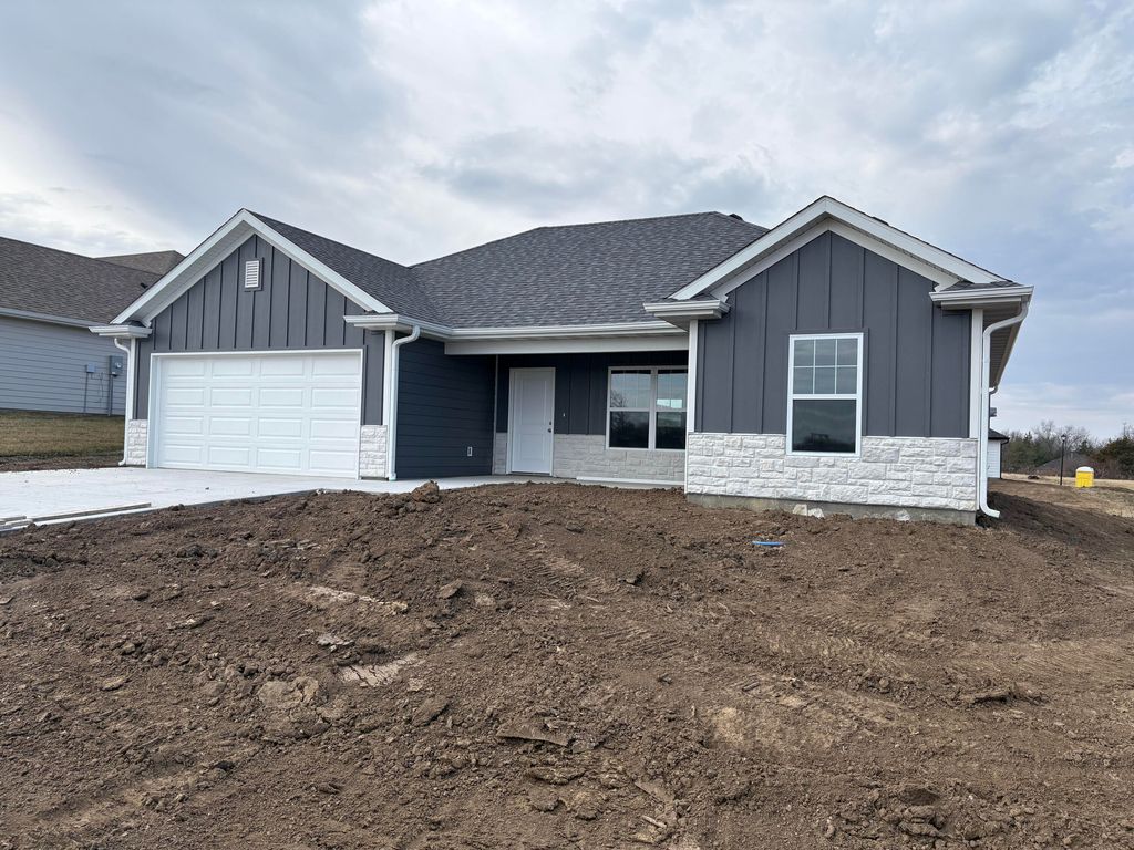 2415 N TRAVELLER DR, Columbia, MO 65202