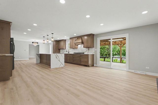 1504 Pfingsten Road, Glenview, IL 60025