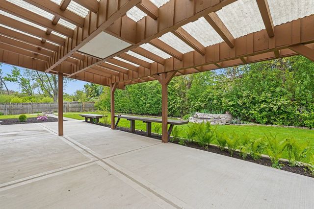 1504 Pfingsten Road, Glenview, IL 60025