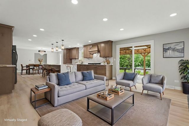 1504 Pfingsten Road, Glenview, IL 60025