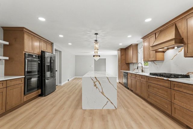 1504 Pfingsten Road, Glenview, IL 60025