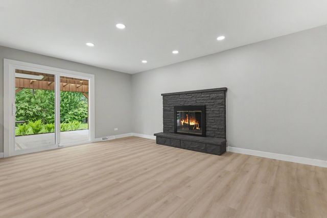 1504 Pfingsten Road, Glenview, IL 60025