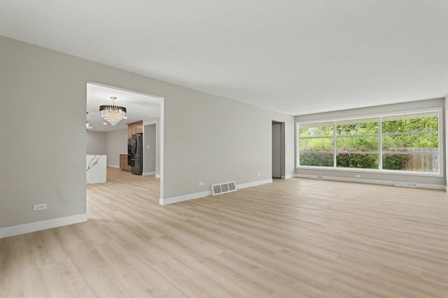 1504 Pfingsten Road, Glenview, IL 60025