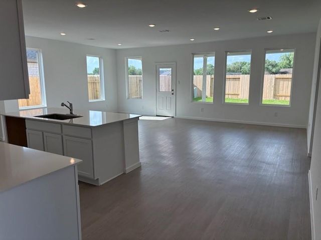 516 Robin Street, Angleton, TX 77515