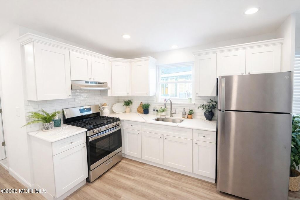 66 Bayshore Mobile Mnr, Hazlet, NJ 07734